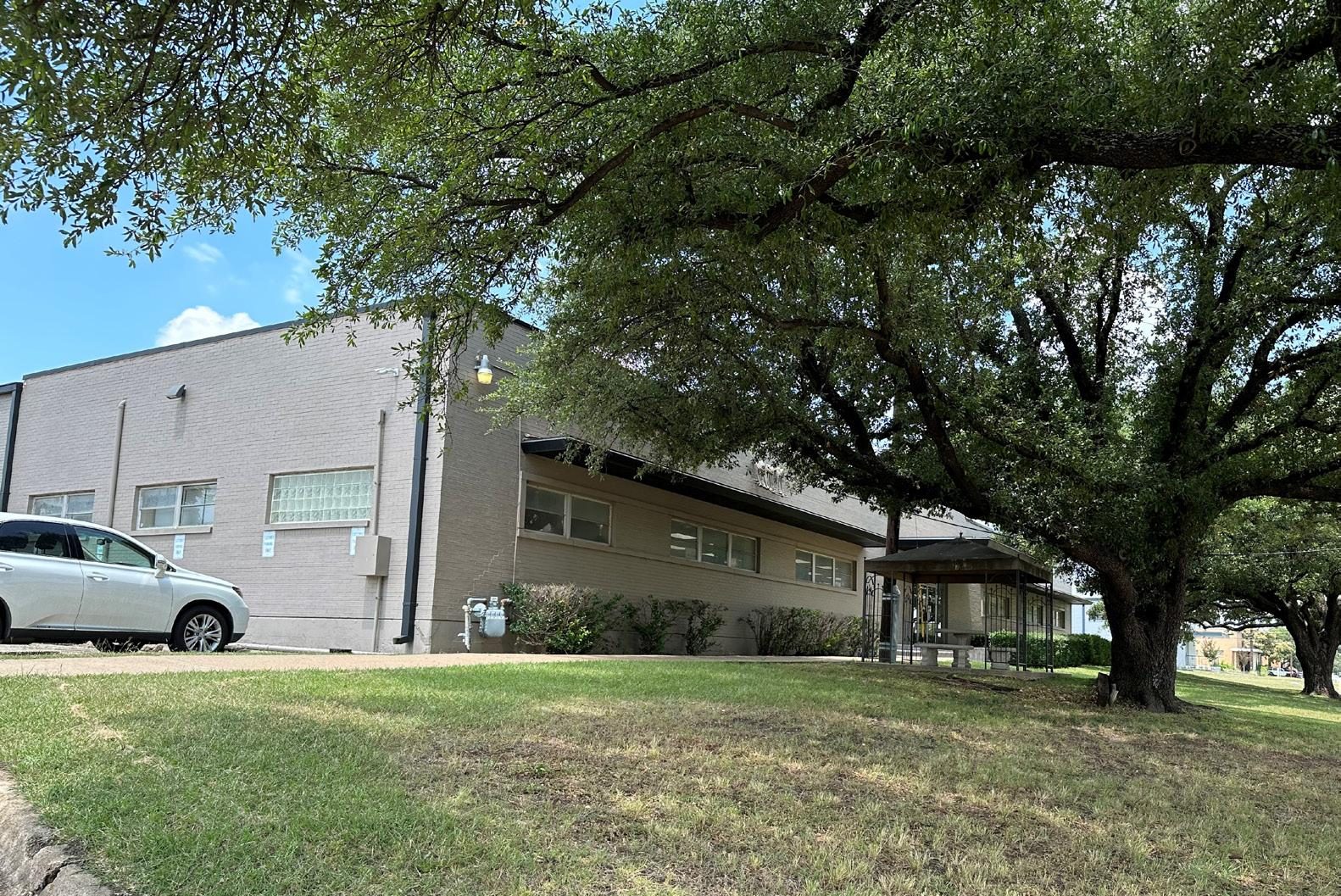 8717 Directors Row — side exterior detail